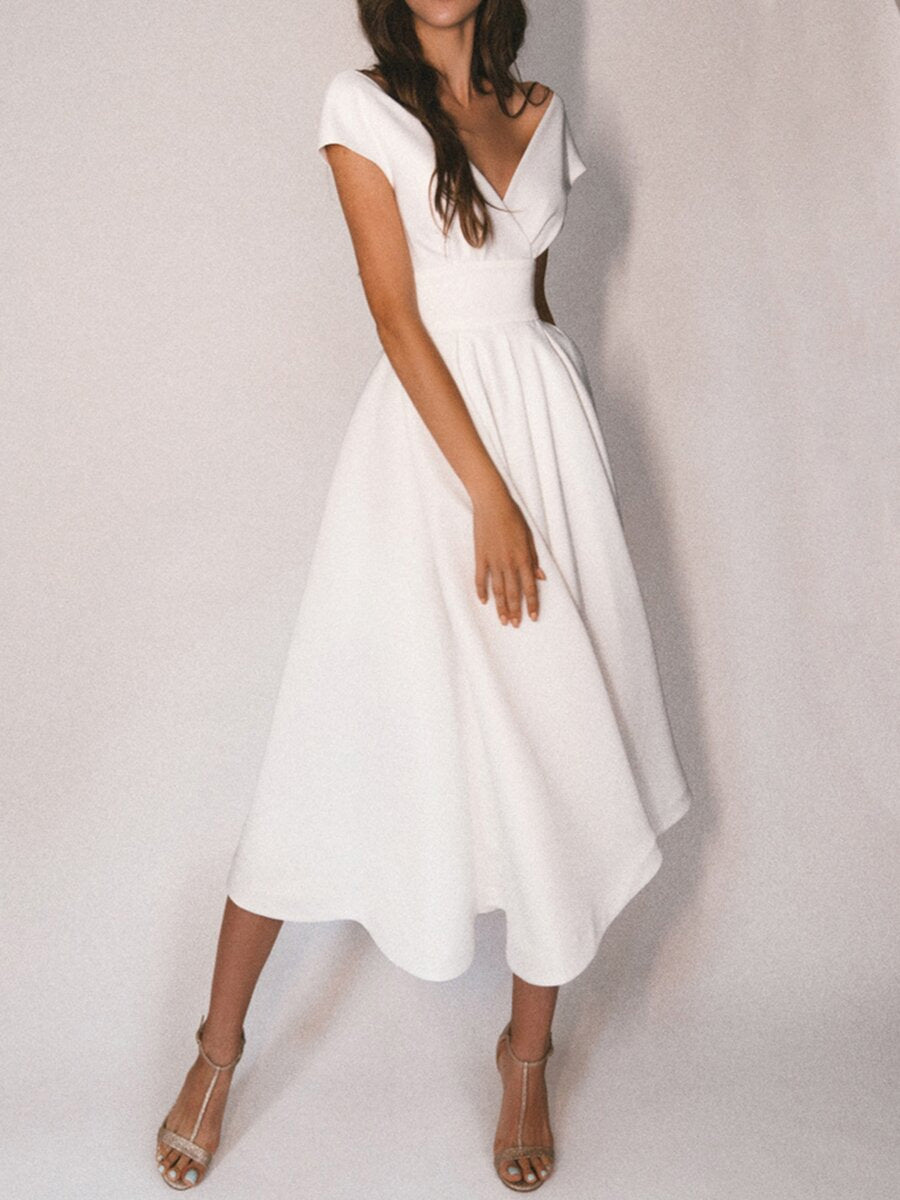 Weißes Neckholder-Kleid mit V-Ausschnitt