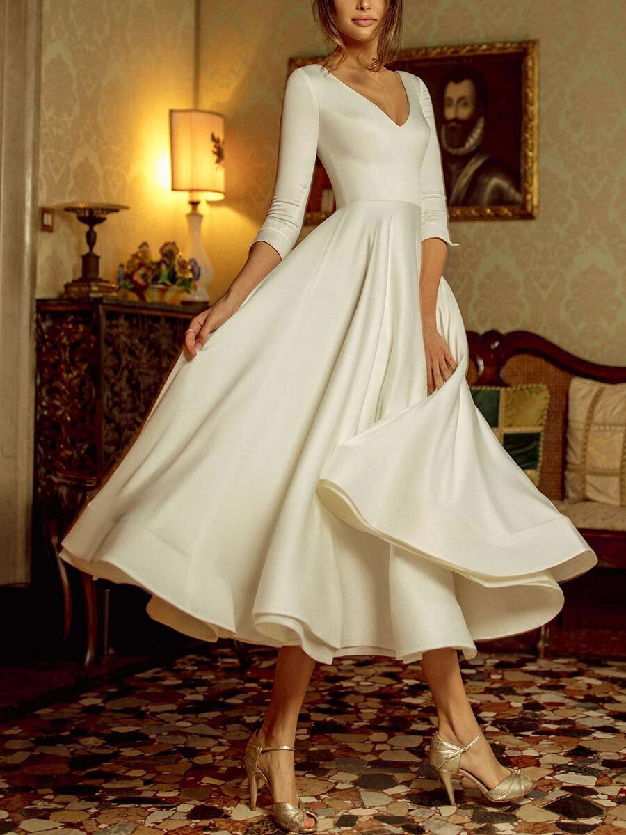 Elegantes mittellanges weißes Kleid mit großem Rock mit V-Ausschnitt