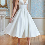 Elegantes sexy langes Kleid mit weißen Hosenträgern