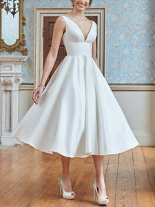 Elegantes sexy langes Kleid mit weißen Hosenträgern