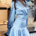 Vestido elegante de cetim sereia com manga estufada