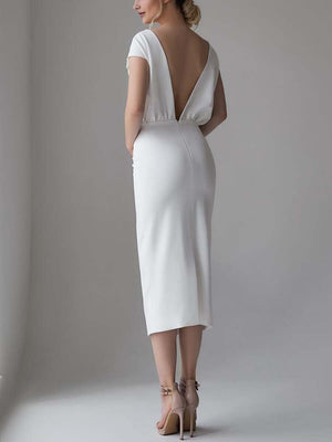 Weißes Kleid mit Rundhalsausschnitt und Gürtelschnalle