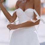 Elegantes weißes langes Kleid mit hängender Schulter zum Schnüren