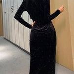 Vestido midi plisado con abertura lateral con cuello en V y vestido negro pequeño
