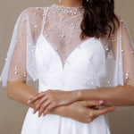 Vestido comprido elegante com xale branco pérola
