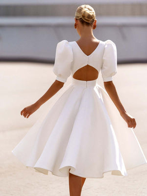 Weißes Kleid mit hohlem Rückendesign
