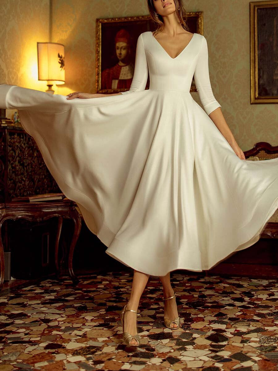 Elegante vestido de falda grande blanca de longitud media con cuello en V