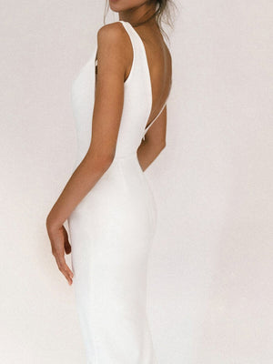 Weißes Kleid mit offenem Rückenschlitz
