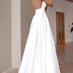 Elegante vestido largo de tirantes blancos con mantón de perlas