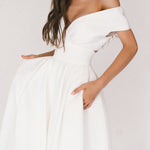 Weißes Neckholder-Kleid mit V-Ausschnitt