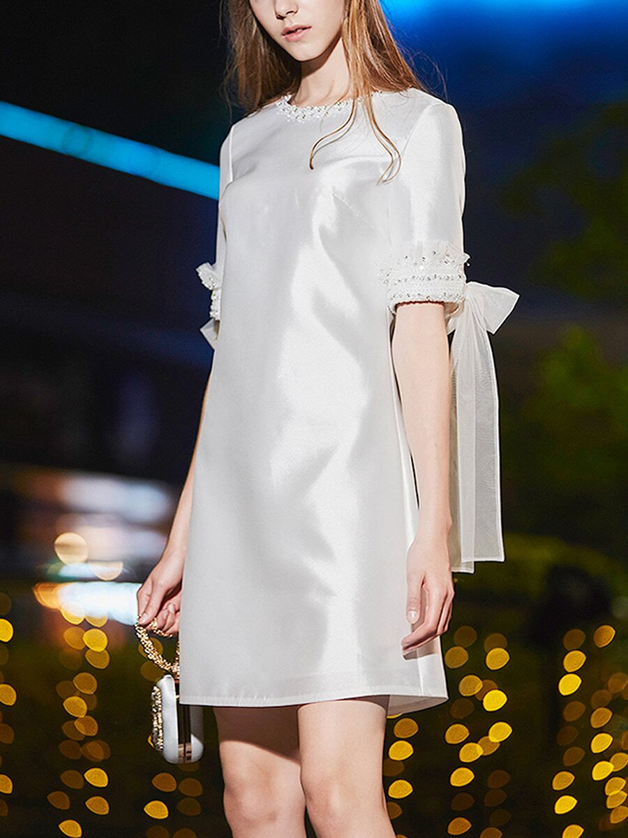 Weißes kurzes einfaches Kleid