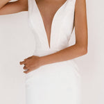 Weißes Kleid mit offenem Rückenschlitz