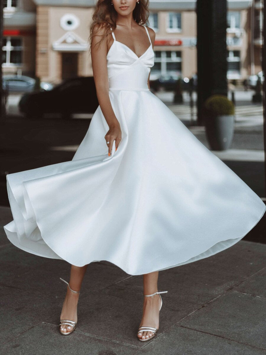 Vestido de gala com suspensórios brancos