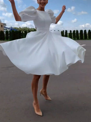 Vestido branco com design oco nas costas