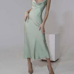 Langes, elegantes Slim-Fit-Kleid aus Satin mit Sling