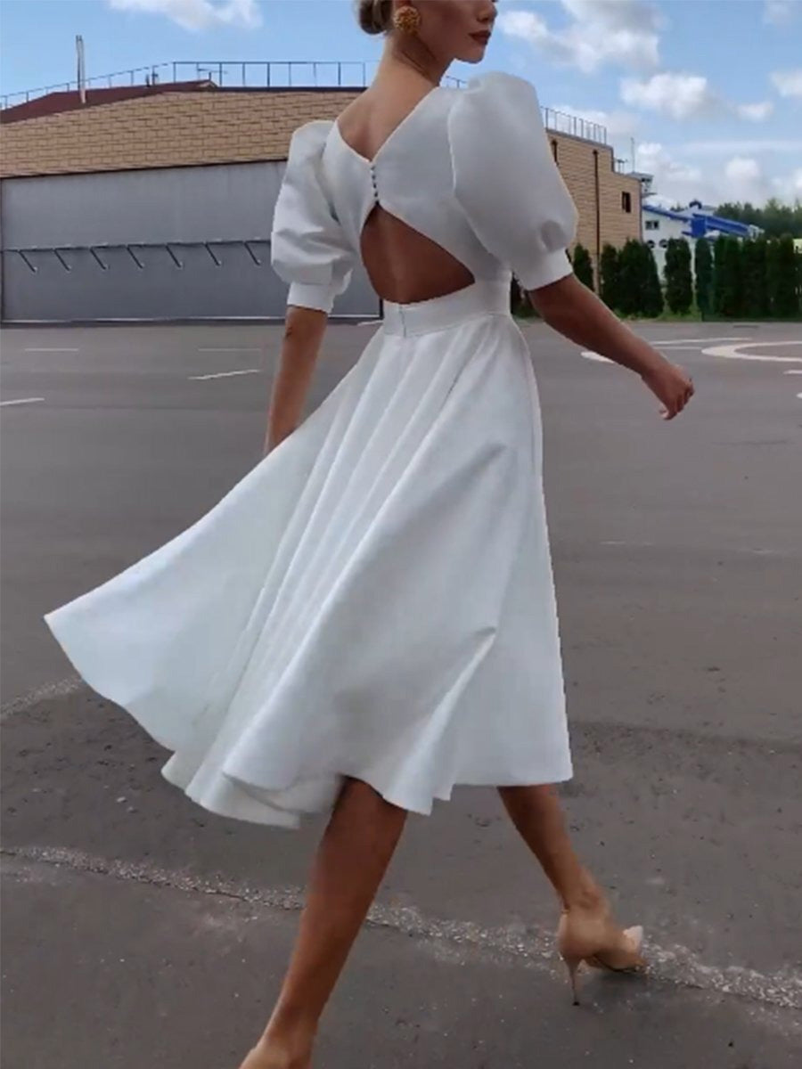 Vestido branco com design oco nas costas