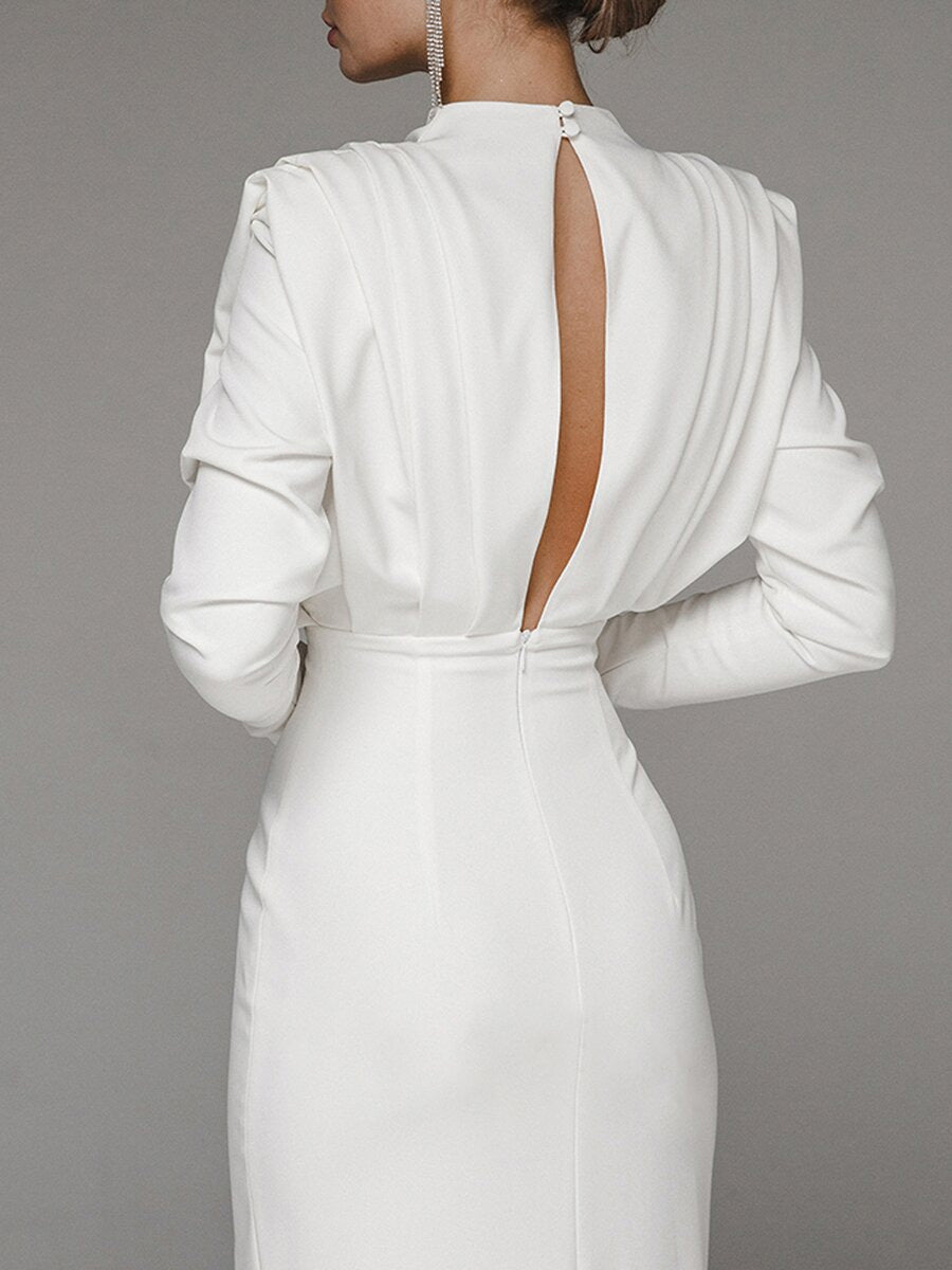 Einfarbiges, plissiertes Kleid mit offenem Rückenausschnitt